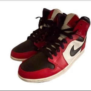 Jordan 1 Mid Chicago Black Toe